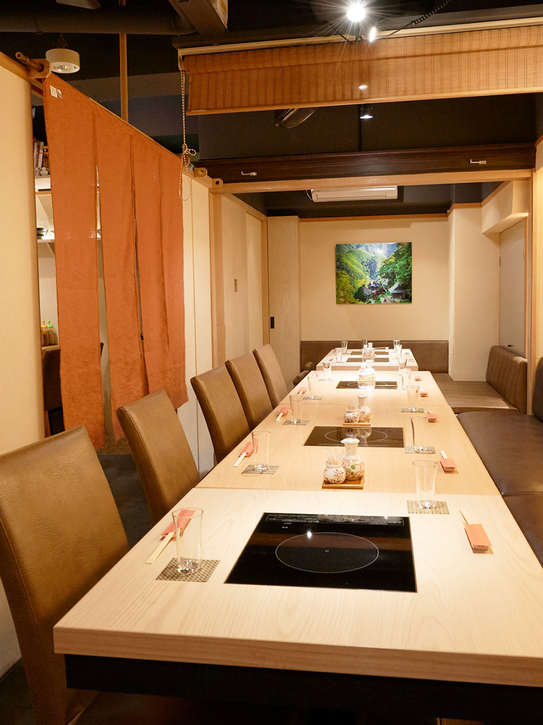 赤坂という立地と、落ち着いた雰囲気で、四季折々の味をお楽しみください。